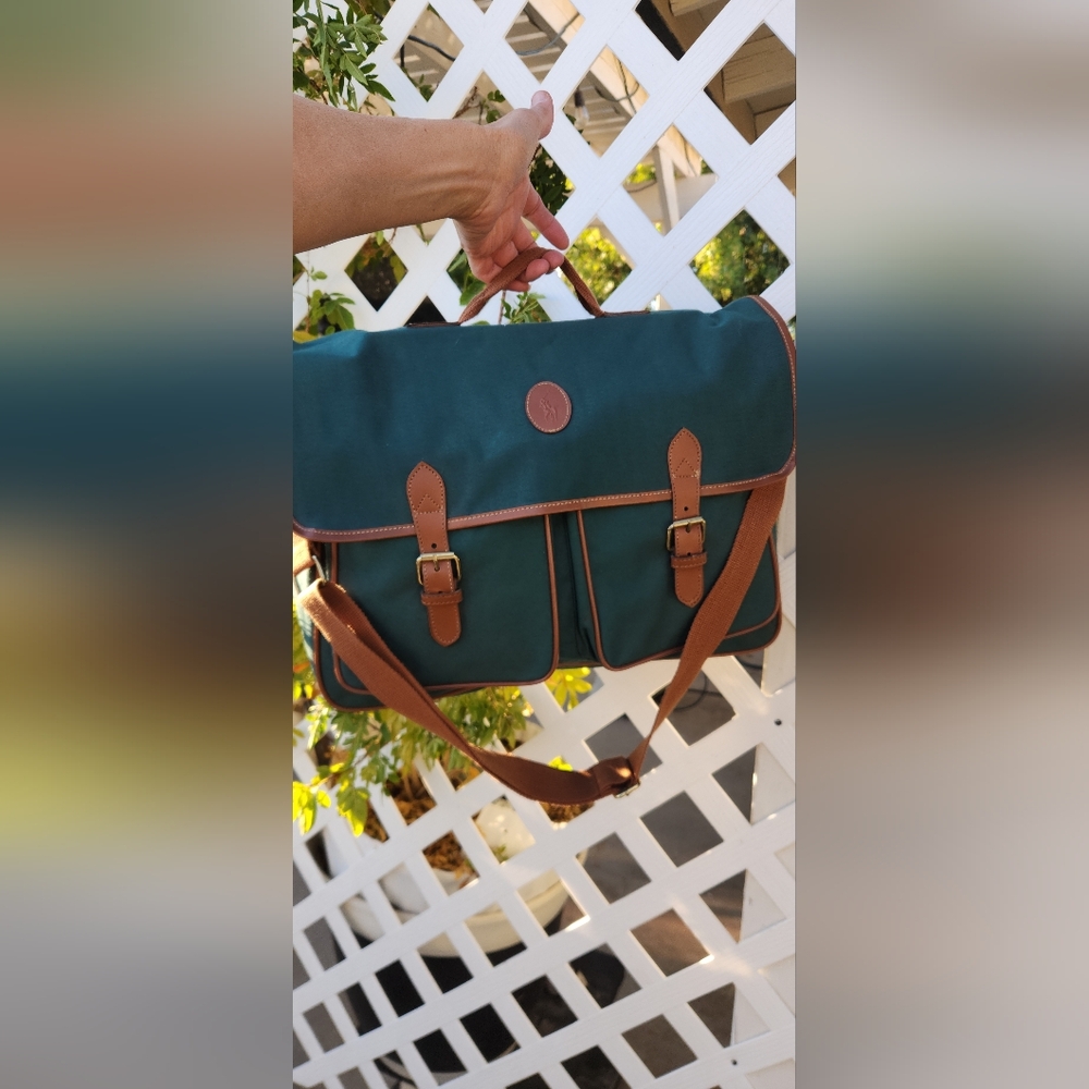 This item is a vintage green canvas messenger bag from Polo Ralph Lauren, - Picture 7 of 9